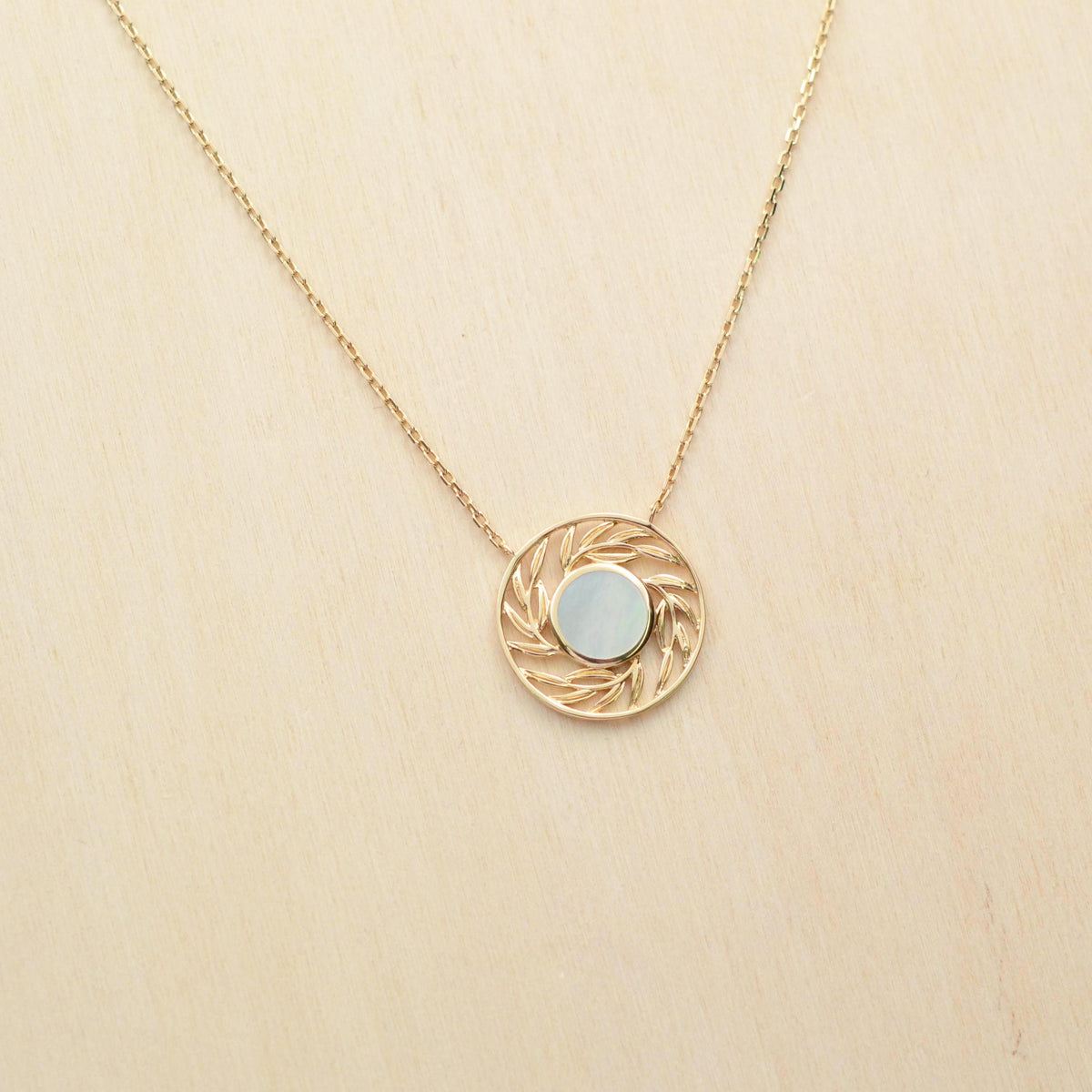 Collier PALME - plaqué or & nacre blanche - Bijoux fantaisie femme | Votre boutique en ligne de bijoux fantaisie - yukablanc