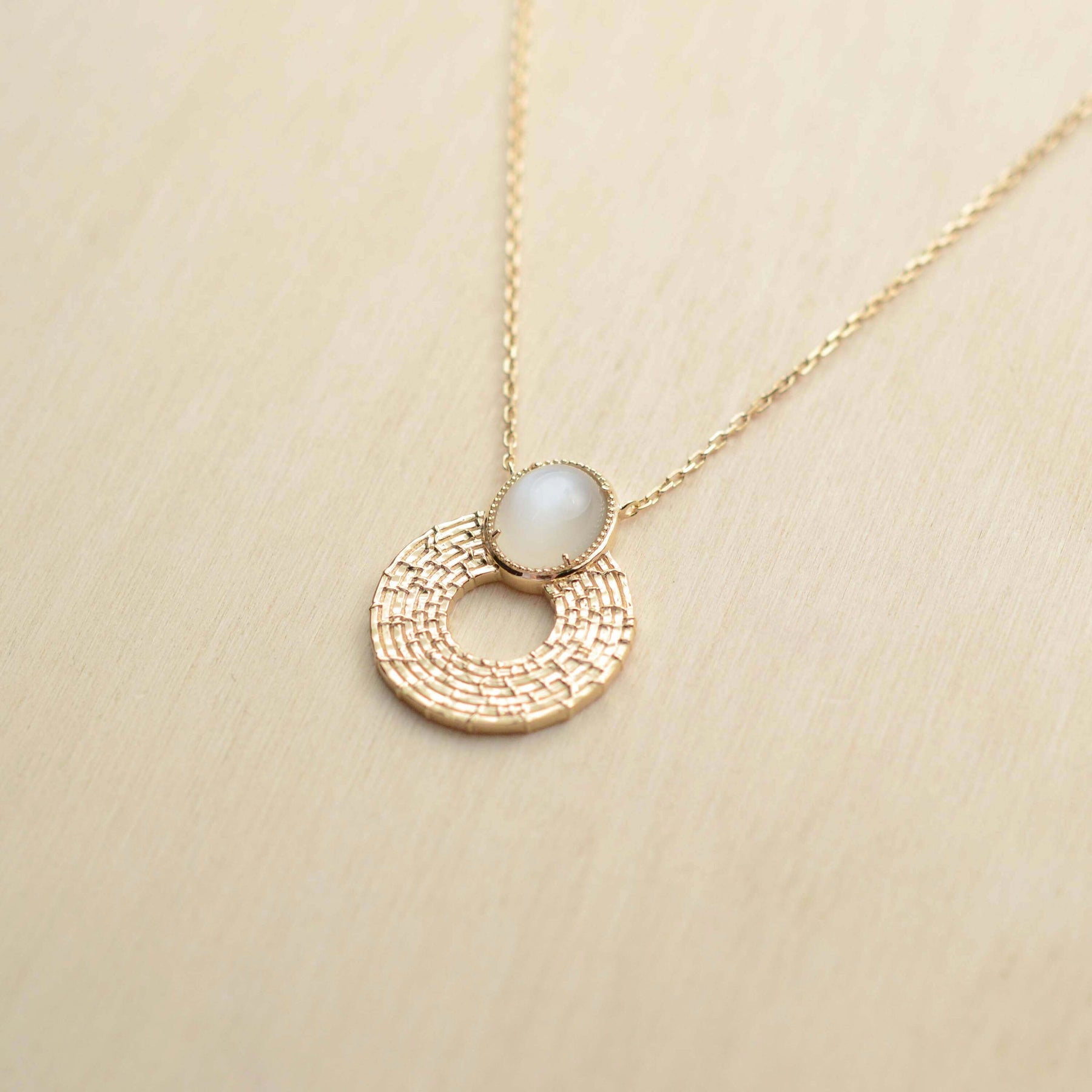 Collier PHÈDRE - plaqué or & pierre de lune - Bijoux fantaisie femme | Votre boutique en ligne de bijoux fantaisie - yukablanc