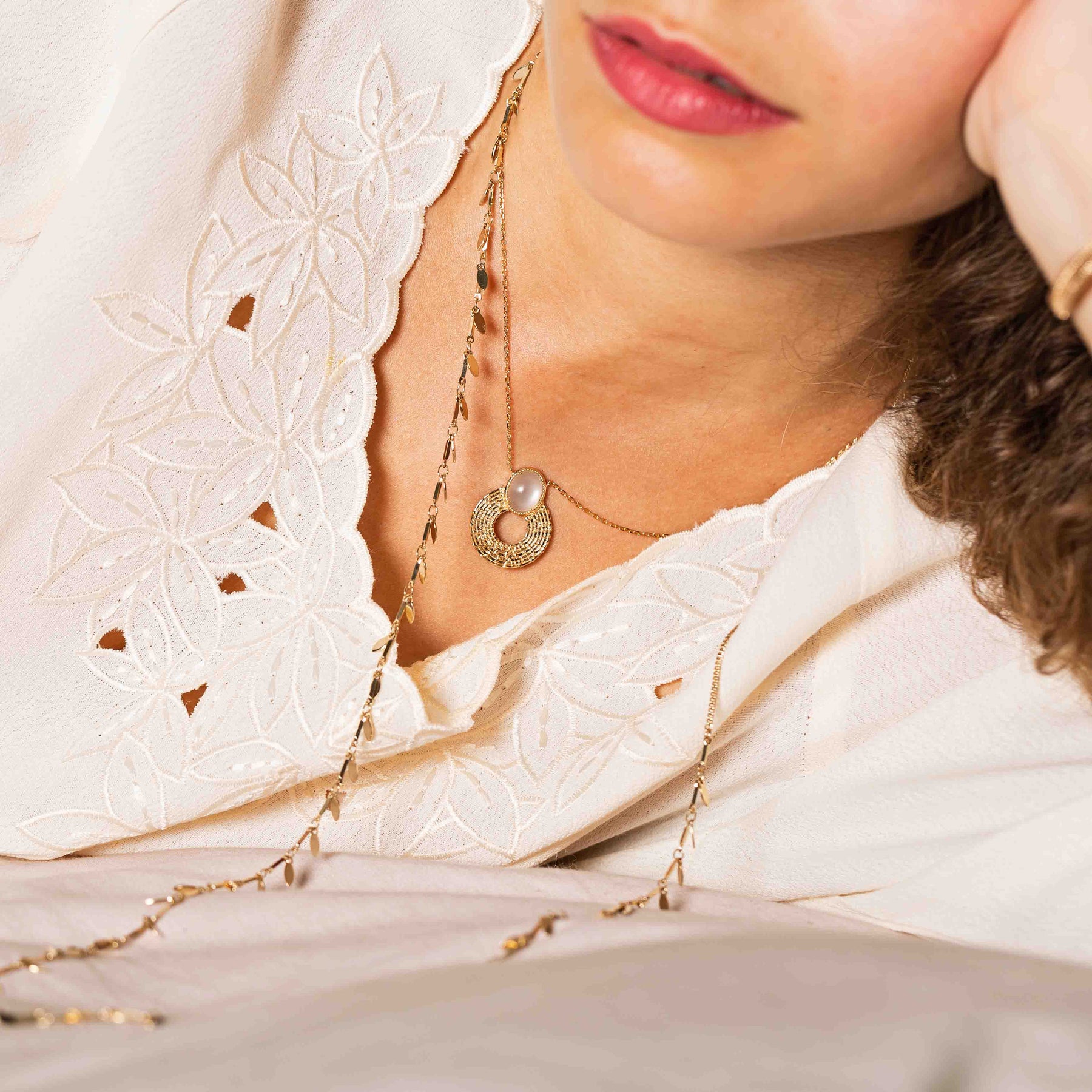 Collier PHÈDRE - plaqué or & pierre de lune - Bijoux fantaisie femme | Votre boutique en ligne de bijoux fantaisie - yukablanc