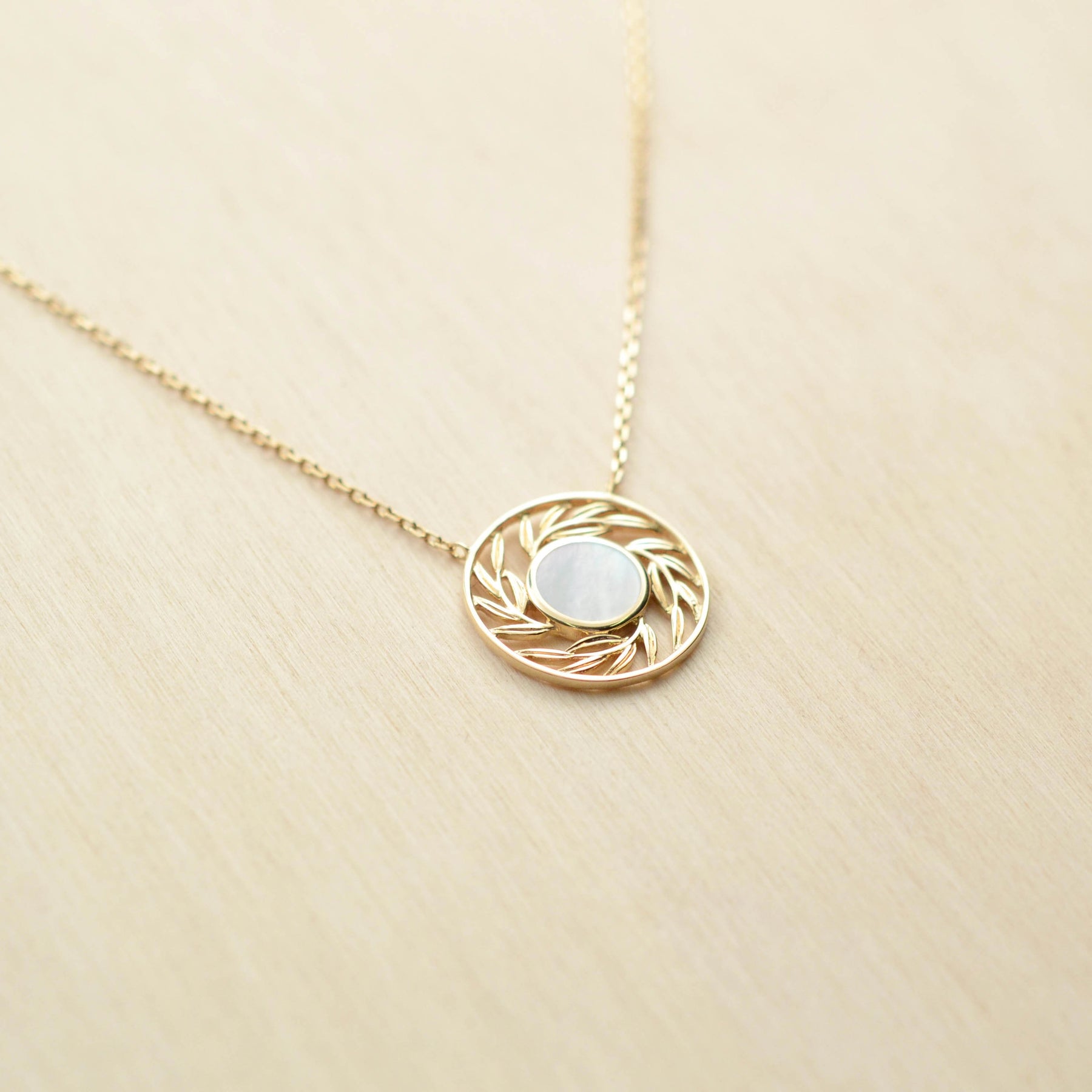 Collier PALME - plaqué or & nacre blanche - Bijoux fantaisie femme | Votre boutique en ligne de bijoux fantaisie - yukablanc