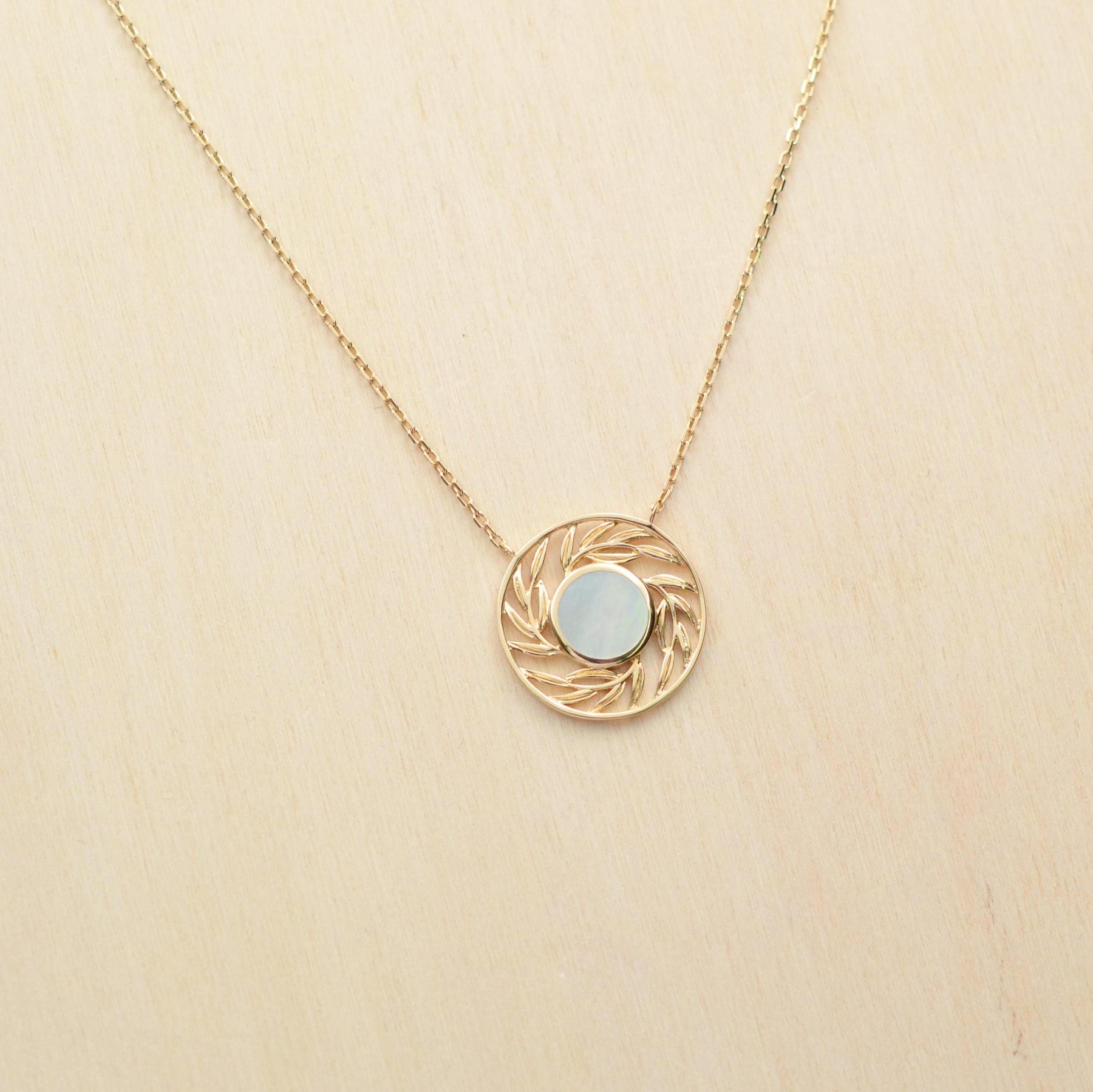 Collier PALME - plaqué or & nacre blanche - Bijoux fantaisie femme | Votre boutique en ligne de bijoux fantaisie - yukablanc